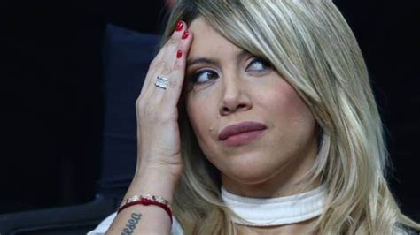 incidente hot per wanda nara: viene beccata con il capezzolo in ...